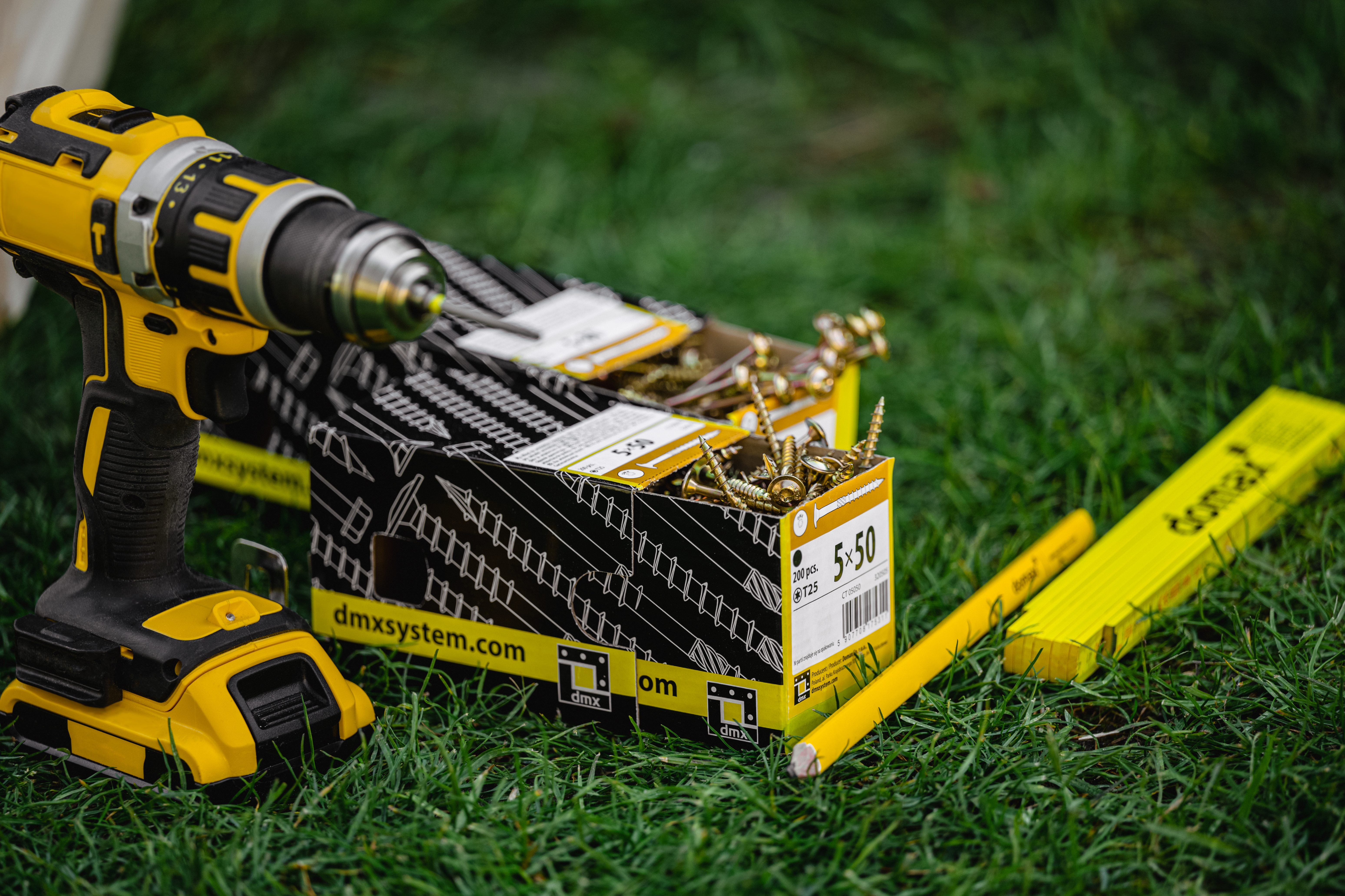 Czym i jak prawidłowo wkręcać wkręty ciesielskie?