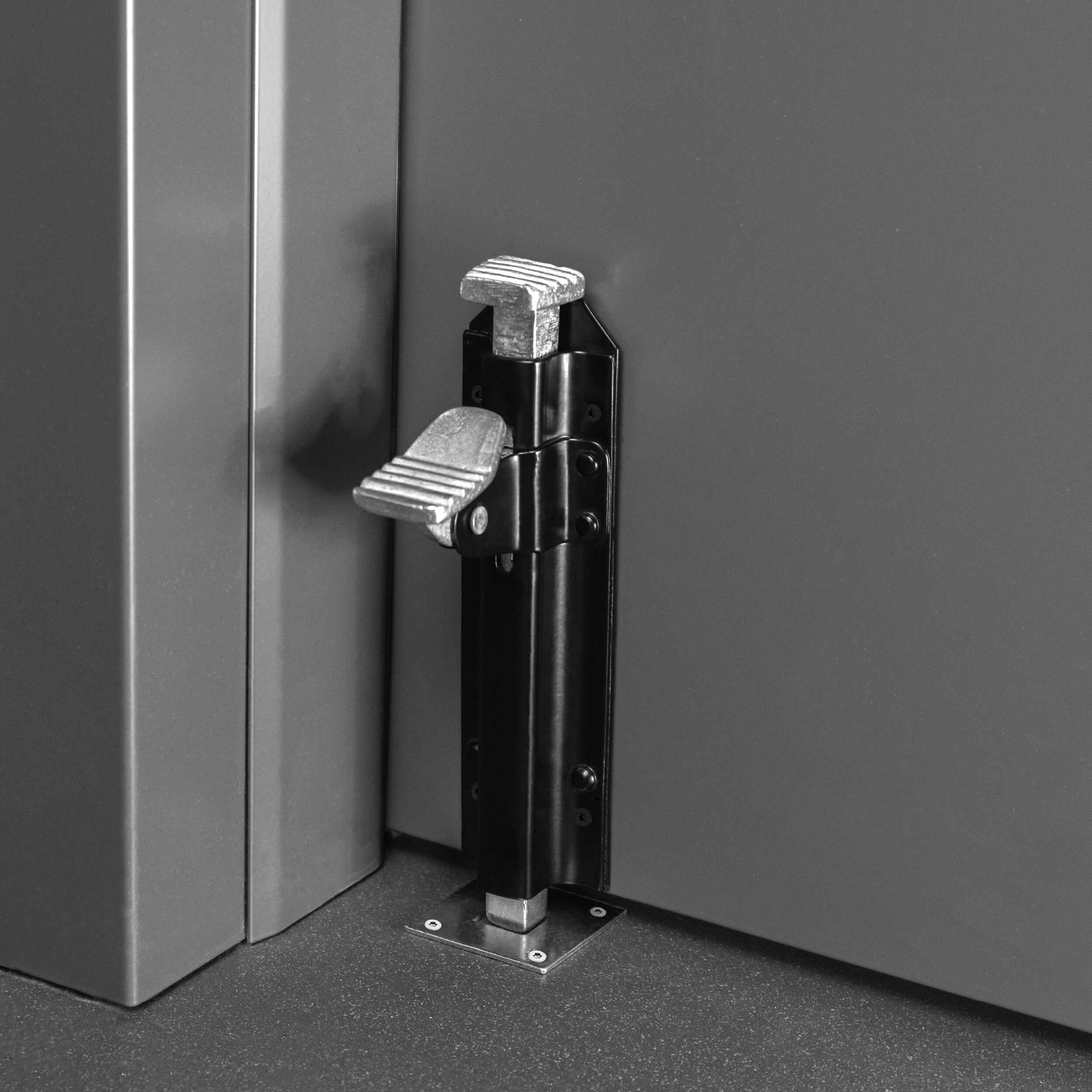Vertikaler Torriegel für Tor und Gartentor Bolzenriegel - WRB | schwarz | 210 mm Vertikaler Riegelschließer für Schlupftor WRB, schwarz, 210 mm, 210 x 52 x 2,3 mm, DC01-Baustahl, montagefertig.
