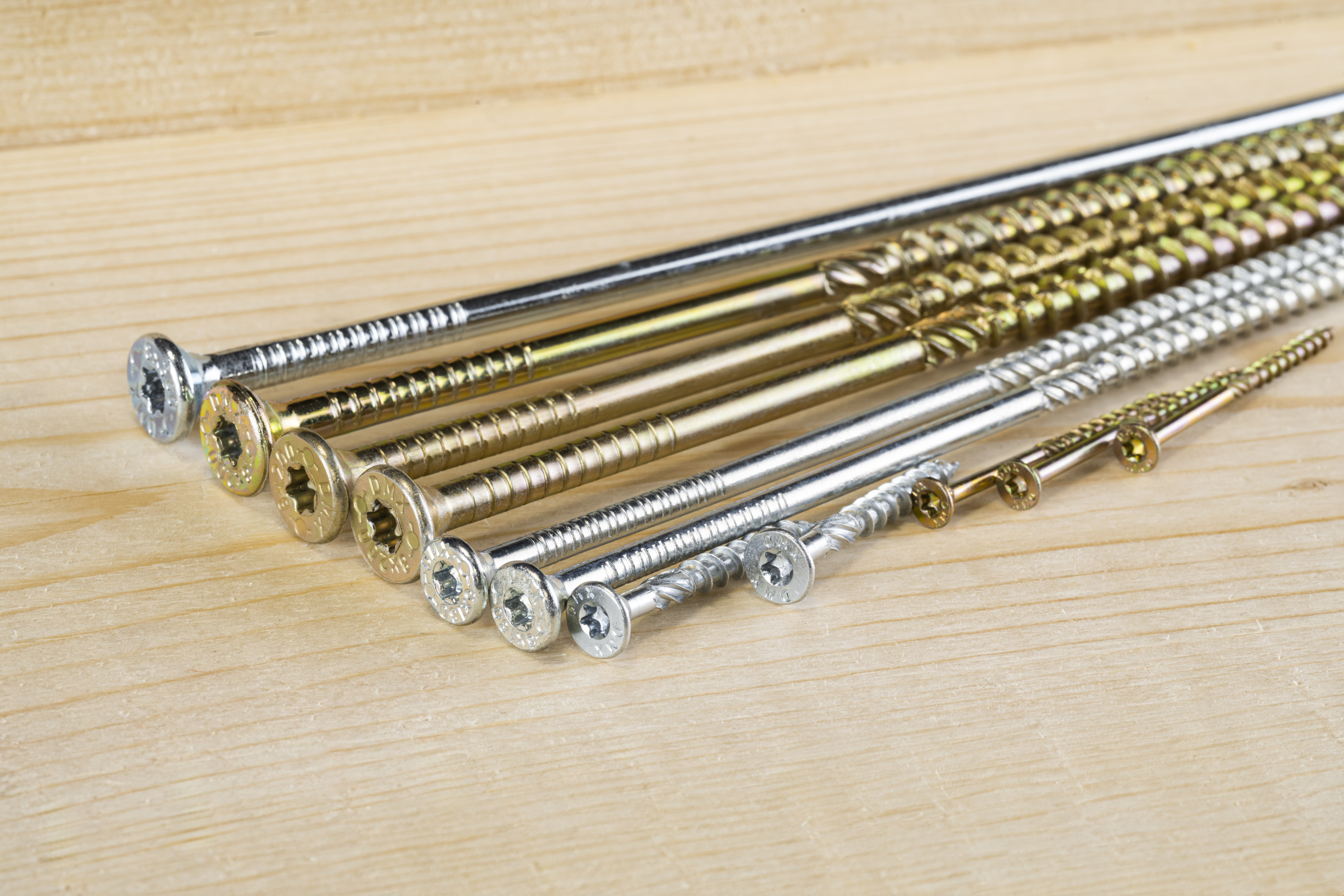 Jakie są rodzaje wkrętów ciesielskich do konstrukcji drewnianych?